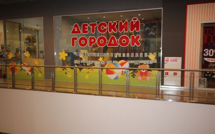 Наклейки на стекло и оформление витрин магазинов в Москве на заказ